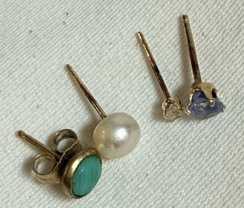Lot of Single 14k Gold Post / Stud Earrings w/ Stones, For Scrap - 0.81 grams
