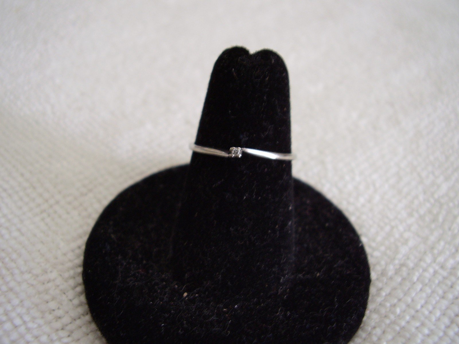 LADIES DAINTY 10K WHITE GOLD TINY DIAMOND RING .08 GRAMS NOT SCRAP