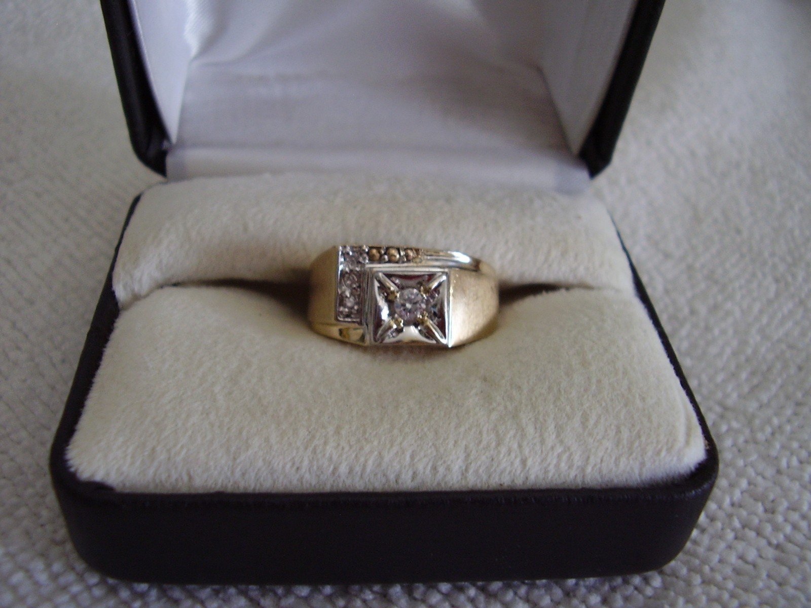 MENS 10K GOLD .10 CARAT DIAMOND SOLITAIRE RING 4.1 GRAMS NOT SCRAP